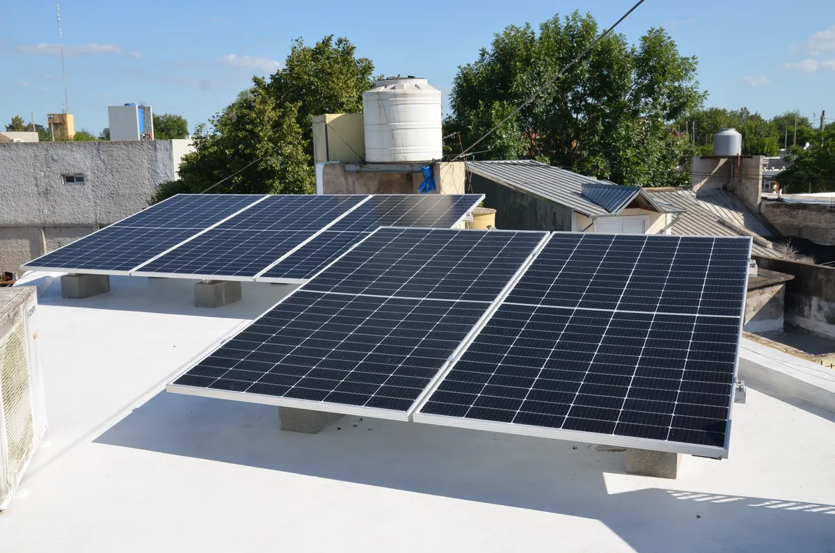 Instalación solar sobre el techo de un edificio