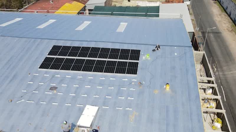 Instalación solar industrial en un galpón
