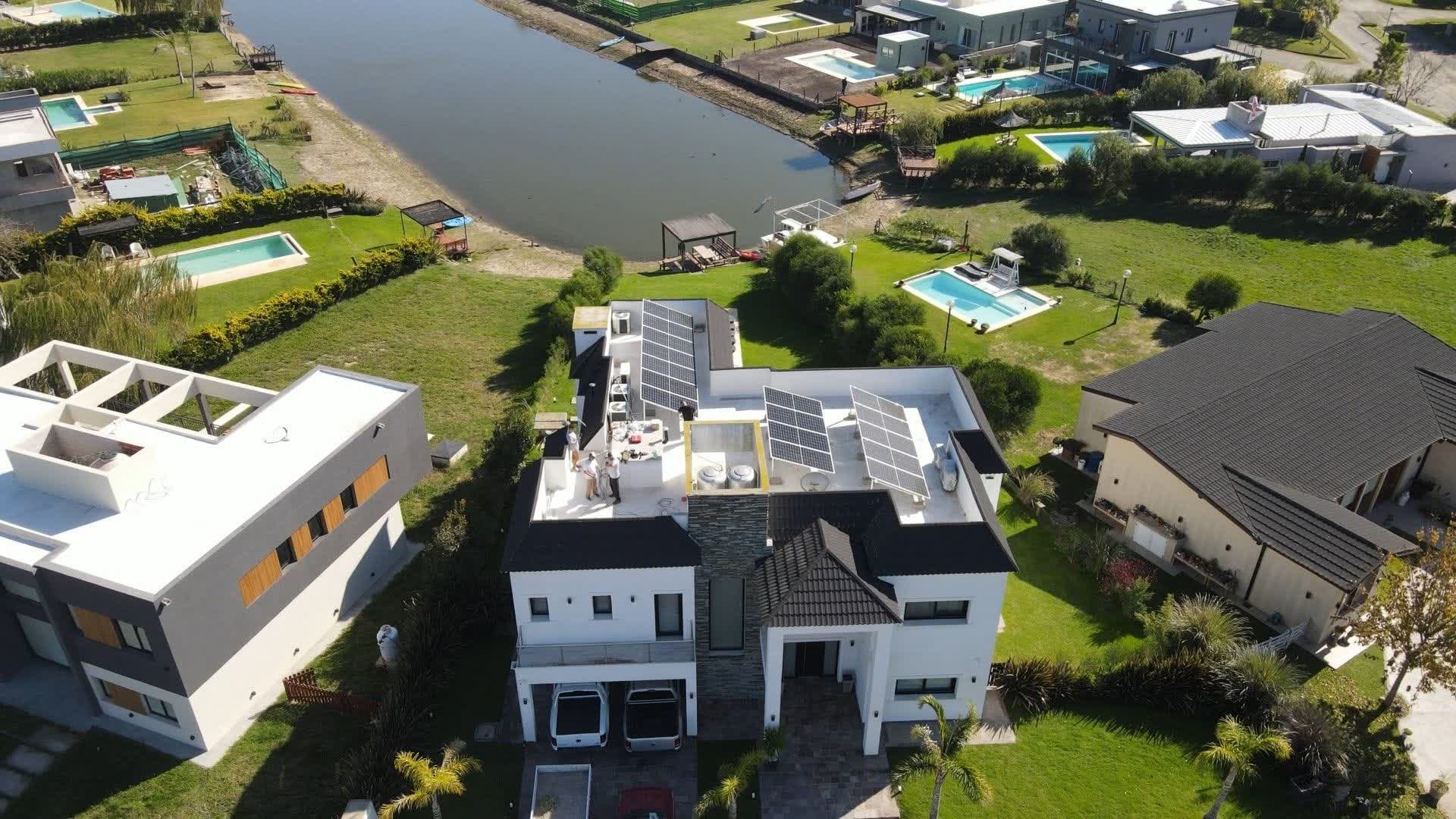 Casa con paneles solares
