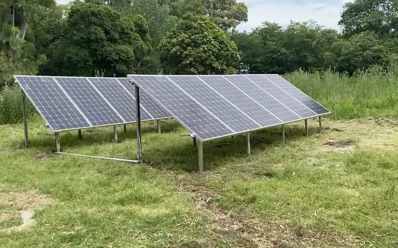 Paneles solares montados en el suelo en un campo