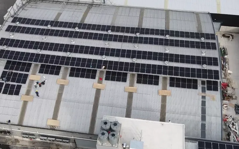 Planta de Cofex Alimentos con paneles solares sobre el techo