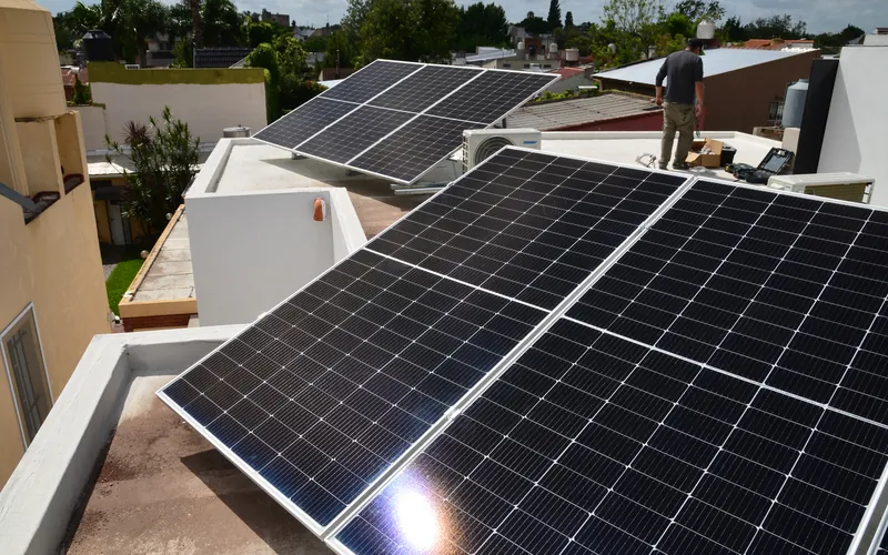 Casa con paneles solares en el techo